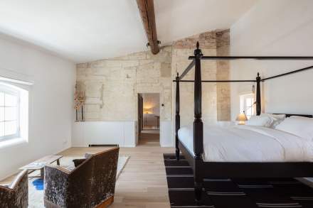 Chambre à coucher avec vue sur living 